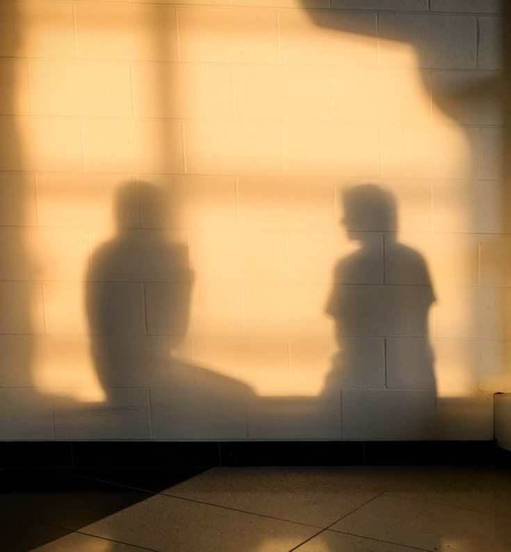 Two silhouettes in conversation — the mediation moment